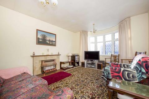 17 Branksome Way, New Malden, KT3 3AU
