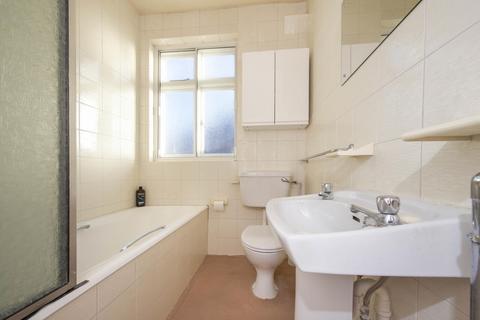 17 Branksome Way, New Malden, KT3 3AU