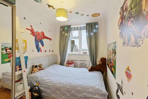 2 bedroom flat to rent, Avenue Court, London