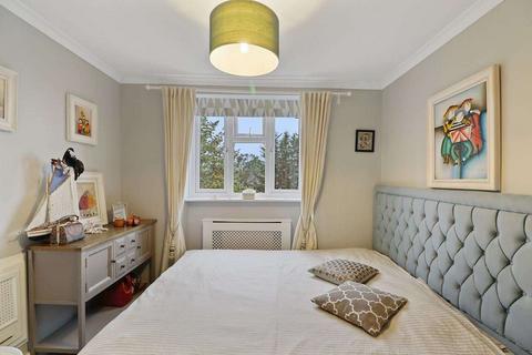 2 bedroom flat to rent, Avenue Court, London