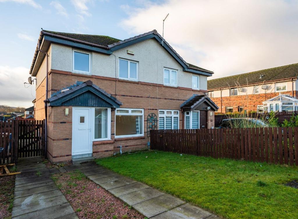 Stewart Crescent, Barrhead, Glasgow, G78 1UU 3 bed semidetached house