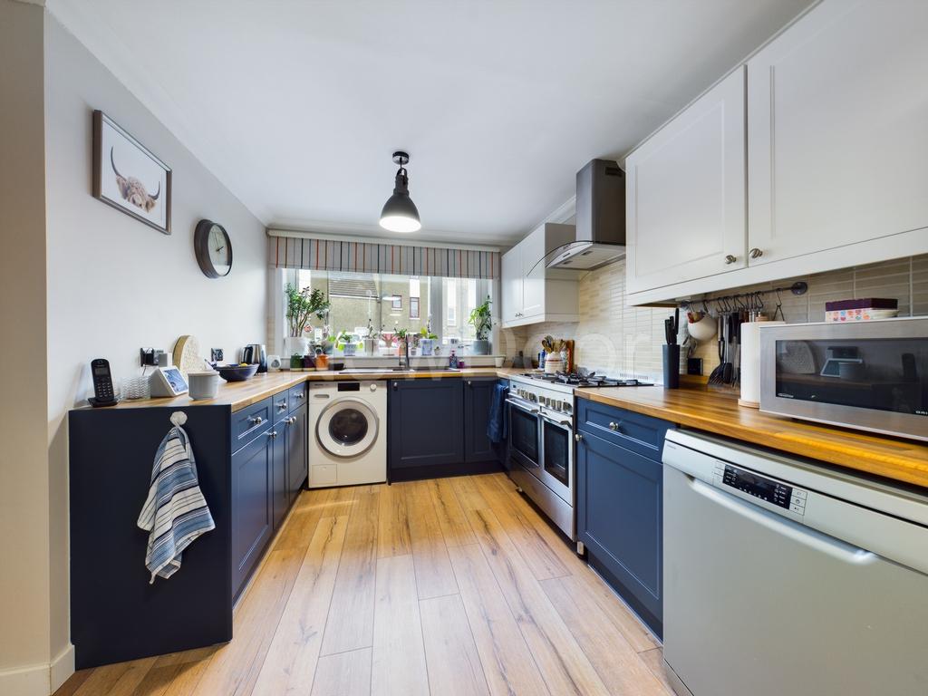 Mains Drive, Erskine, PA8 3 bed property £153,000