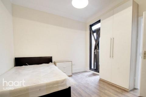 Studio to rent, Courtland Avenue, Ilford