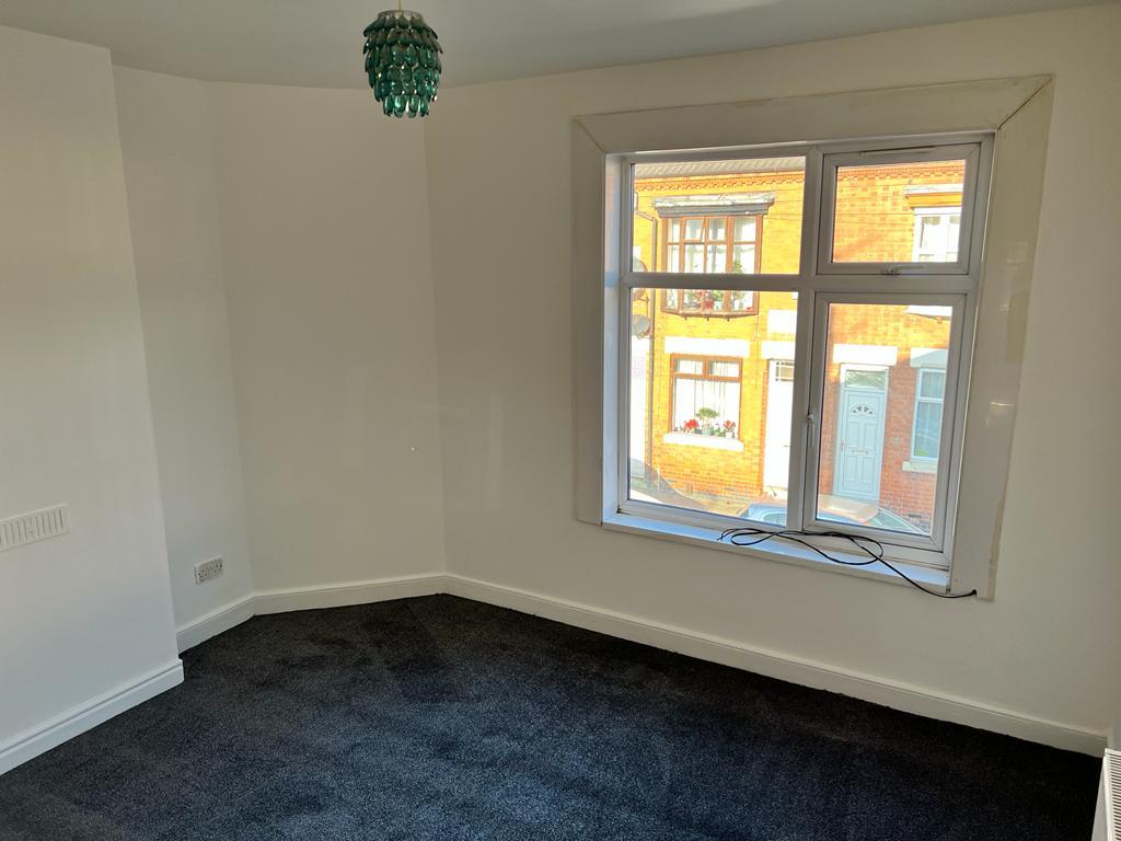 2/3 Bed Raymond road, Leicester, LE3 2AT. £850 PCM. 2 bed end of