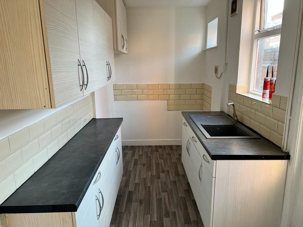 2/3 Bed Raymond road, Leicester, LE3 2AT. £850 PCM. 2 bed end of
