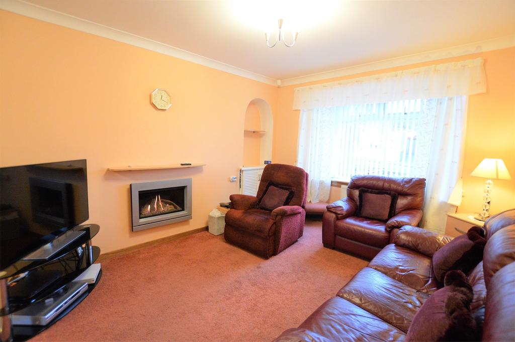 30 Highfield Drive, STEVENSTON, KA20 3AU 3 bed semidetached house £