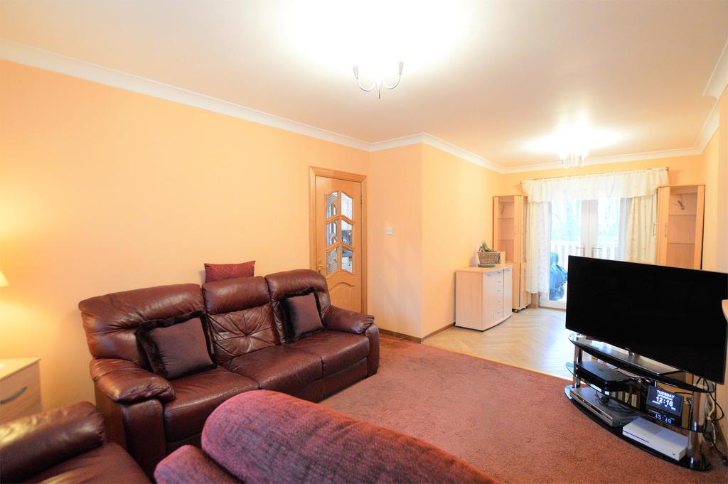 30 Highfield Drive, STEVENSTON, KA20 3AU 3 bed semidetached house £