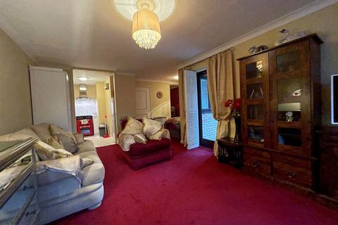 1 bedroom ground floor flat for sale, Deer Park Way, West Wickham, Kent