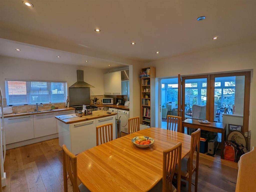Bincleaves Road, Weymouth 3 bed semidetached house £550,000