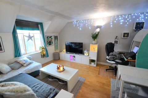 11 Minimax Close, Feltham, TW14 9EQ