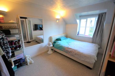 11 Minimax Close, Feltham, TW14 9EQ