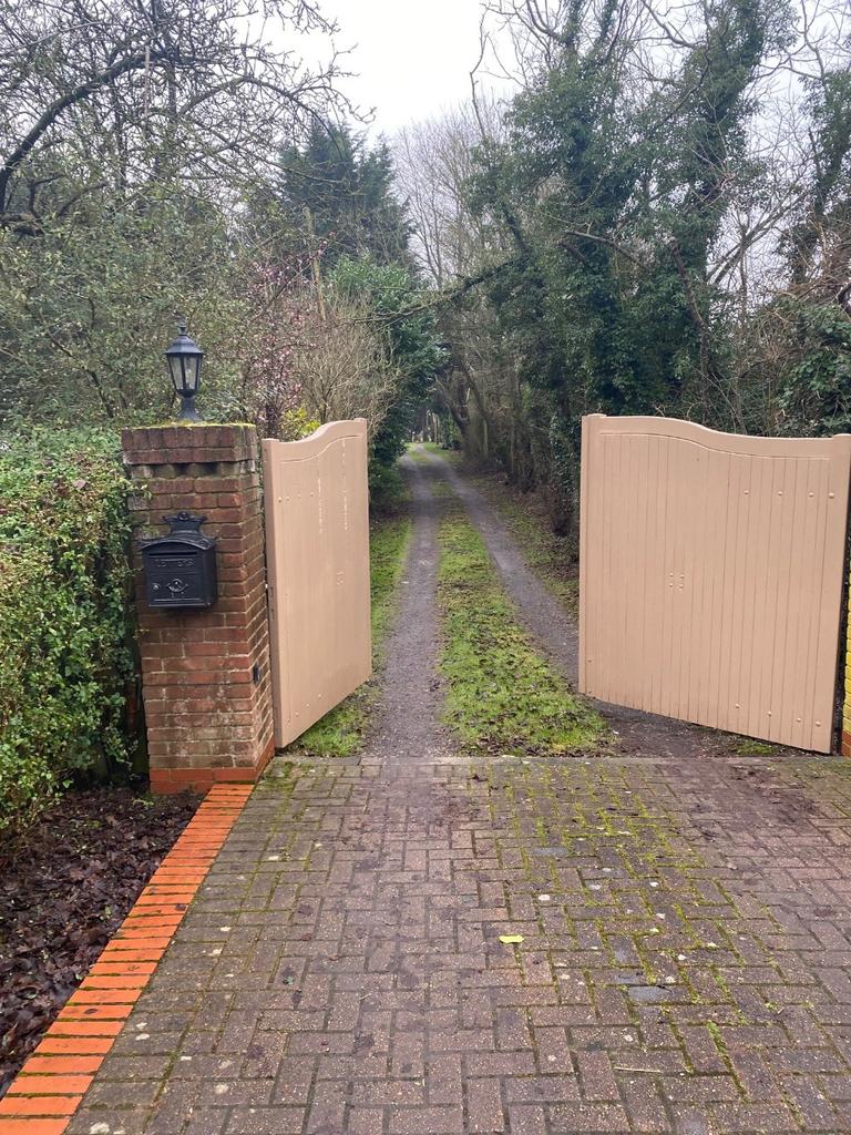 The Street Gosfield 4 bed property with land £400,000