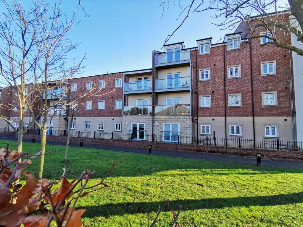 Charlton Court, Benton, Newcastle... 2 bed flat £750 pcm (£173 pw)