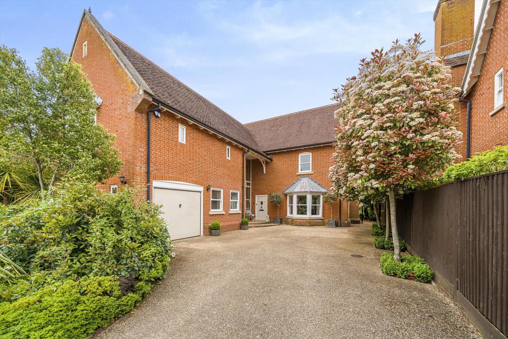 Hazel Grove, Kingwood, HenleyonThames, Oxfordshire, RG9 5 bed detached house for sale £1,550,000