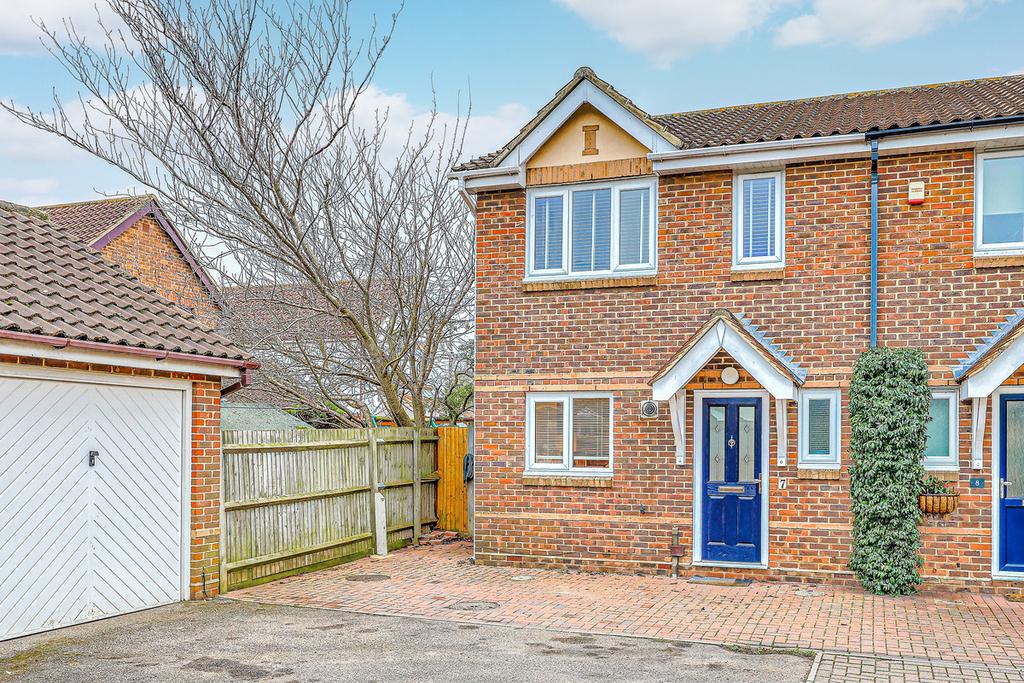 Erskine Place, Wickford, SS12 3 bed semidetached house £350,000