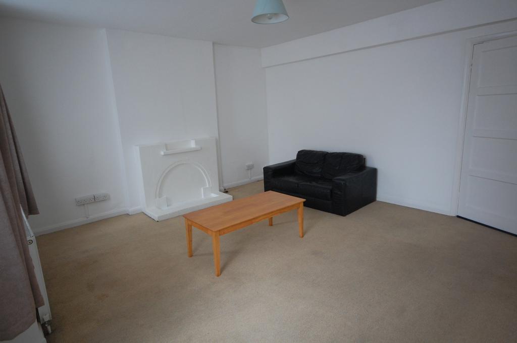Thornton Avenue, London W4 2 bed flat £1,400 pcm (£323 pw)