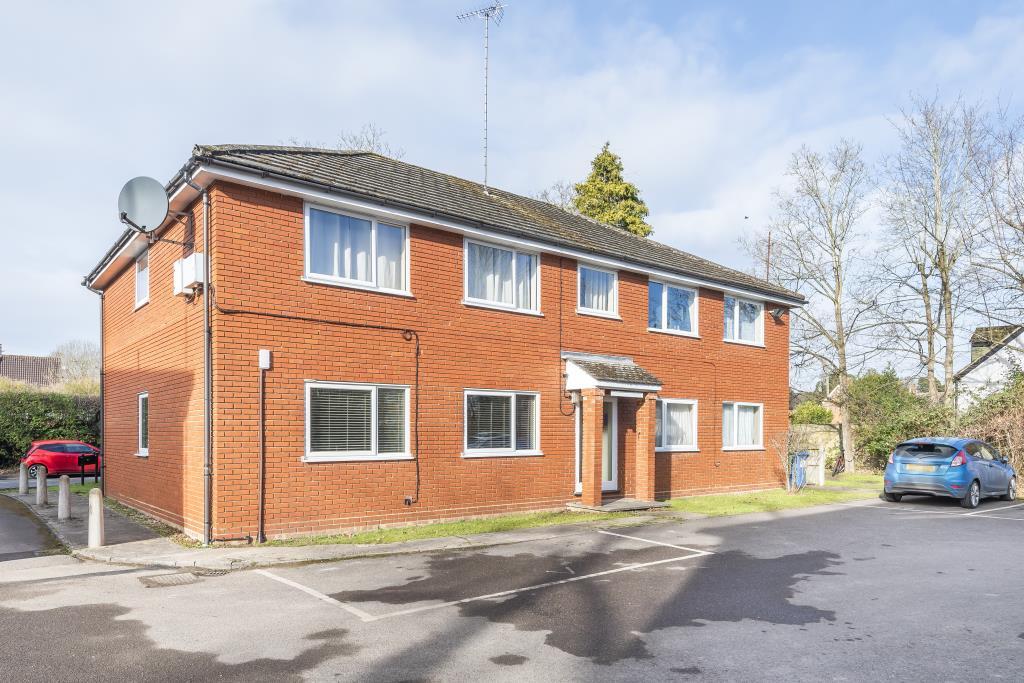 Sandhurst, Berkshire, GU47 2 bed flat £220,000