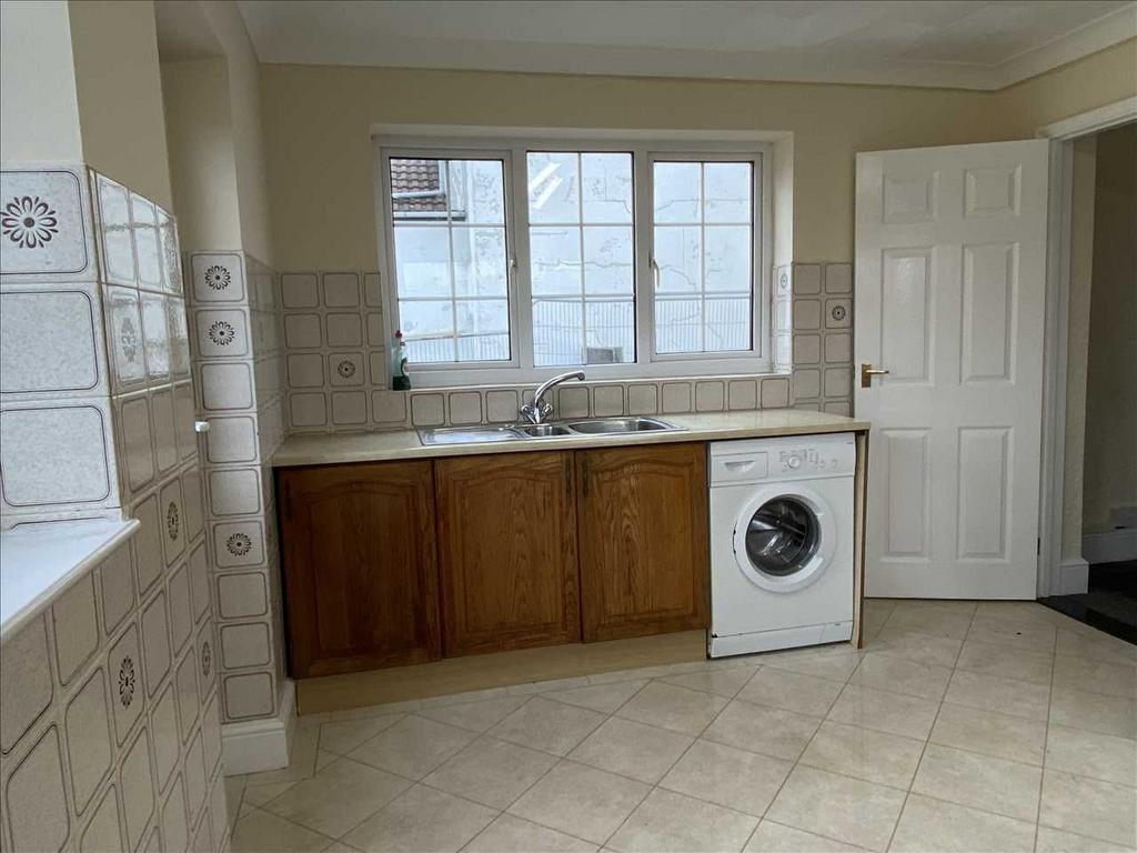 Kitchen Continued...