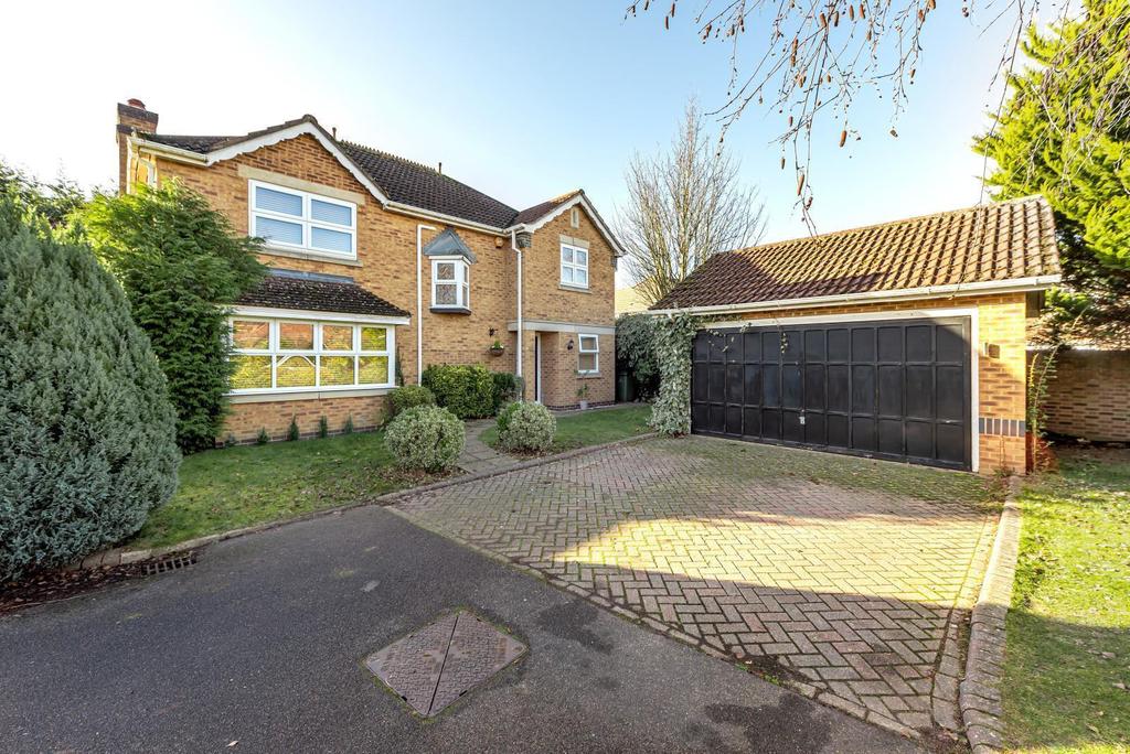 St. Andrews Gardens, Cobham, KT11 4 bed detached house £1,295,000