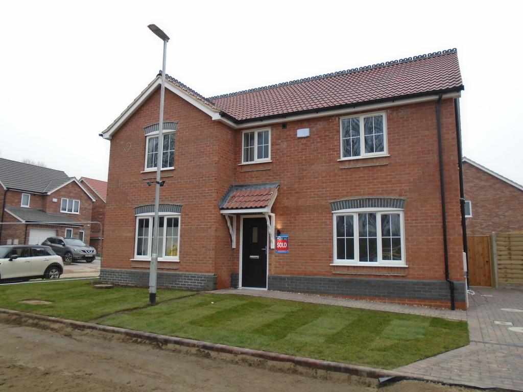 Appledore Crescent 3 bed semidetached house to rent £800 pcm (£185 pw)