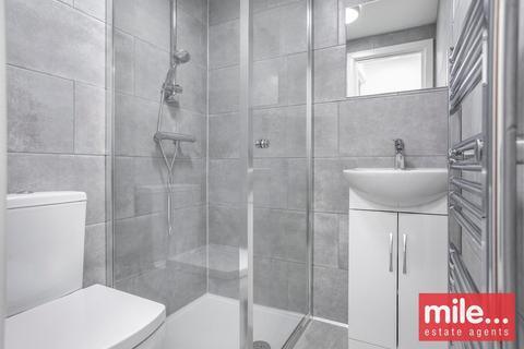 Studio to rent, Sunnyside Terrace, London