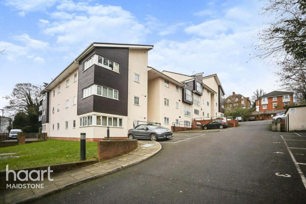 Buckland Rise, Maidstone 2 bed apartment £180,000