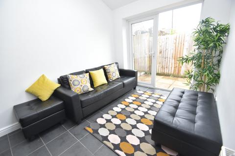 5 bedroom end of terrace house to rent - Flora Street, Cathays,