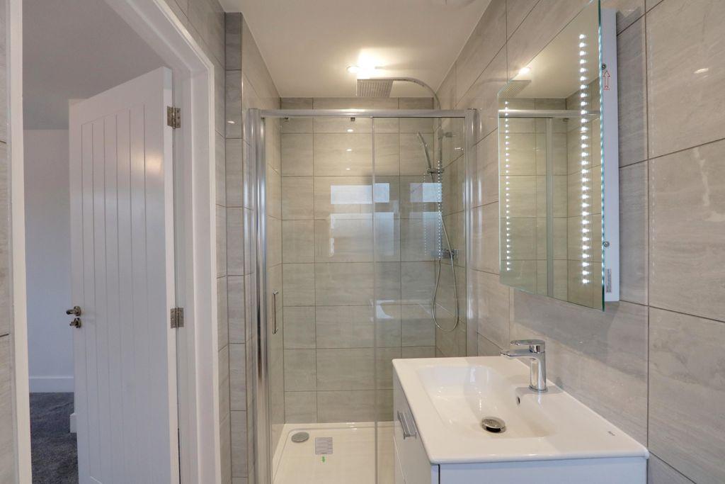 Ensuite to Bed 1