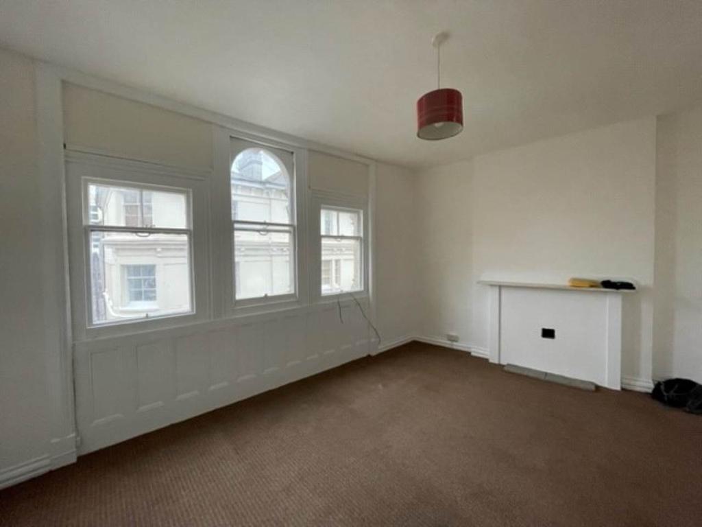 High Street, WestonsuperMare... 2 bed flat £725 pcm (£167 pw)