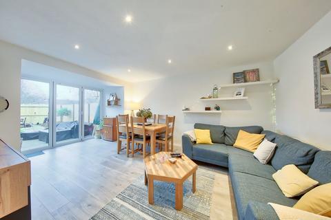 3 bedroom terraced house for sale - Scrutton Close, London, SW12