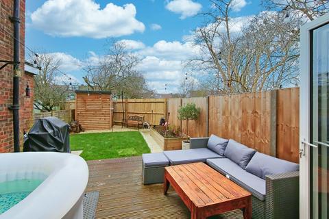 3 bedroom terraced house for sale - Scrutton Close, London, SW12
