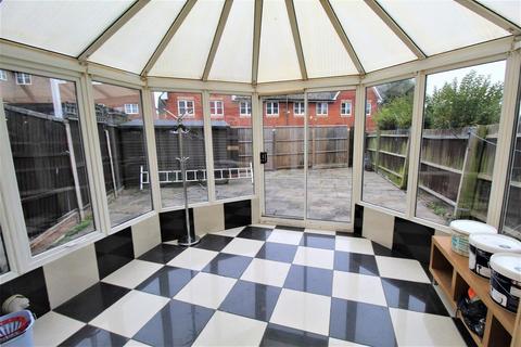 8 Caspian Way, Purfleet-on-thames, RM19 1LE