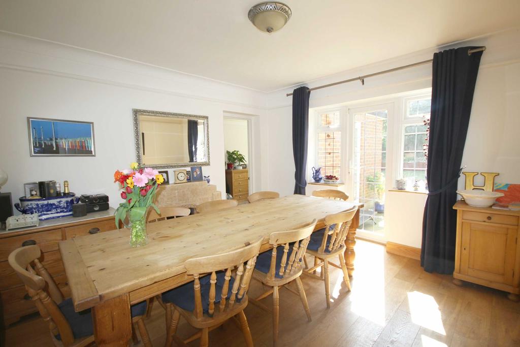 East View, Hertfordshire, EN5 4 bed detached house £1,175,000