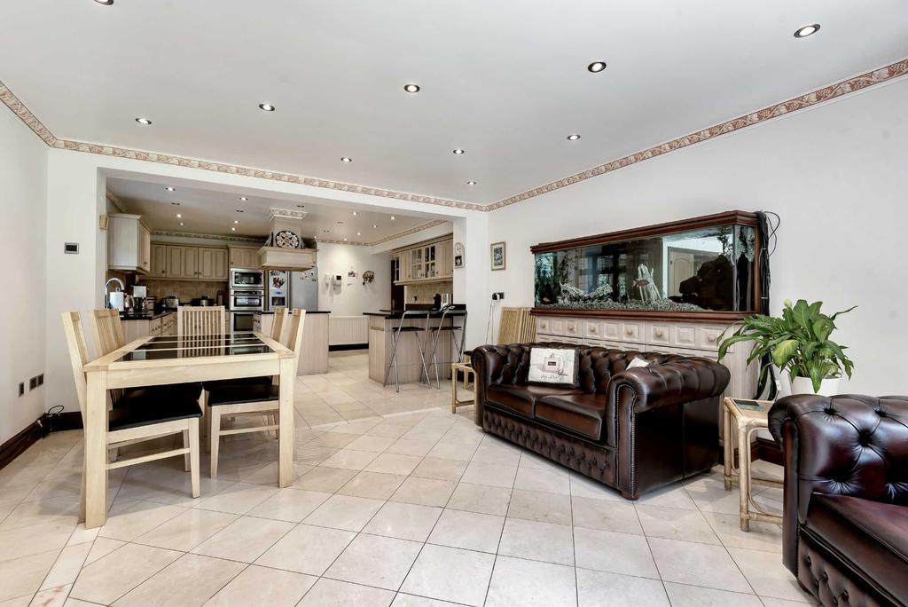 Upland Drive, Brookmans Park, Hertfordshire, AL9 5 bed detached house