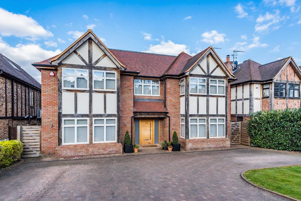 Goodyers Avenue, Radlett, Hertfordshire, WD7 6 bed house £8,500 pcm