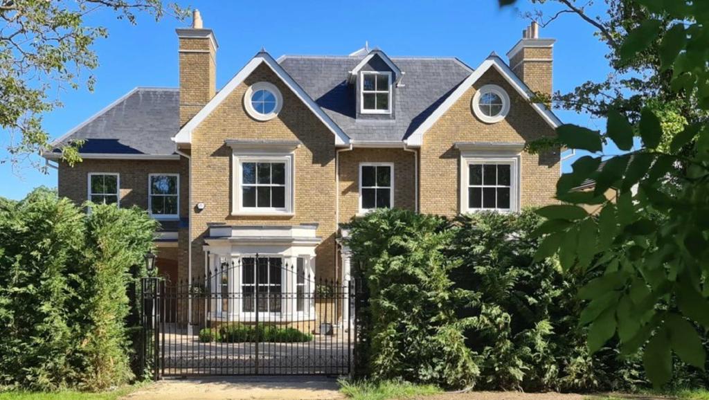 Rowley Green Road, Arkley... 6 bed detached house £6,950,000