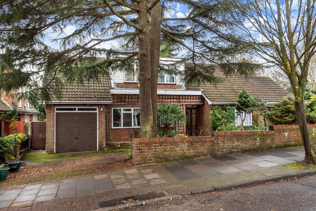 Laurel Way, Totteridge, London, N20 4 bed bungalow £1,400,000