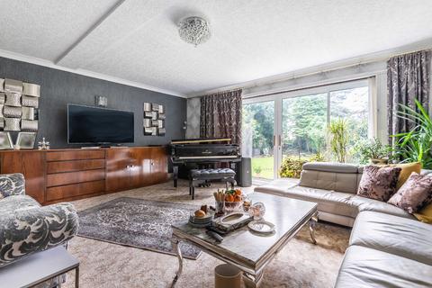 101 Laurel Way, London, N20 8HT