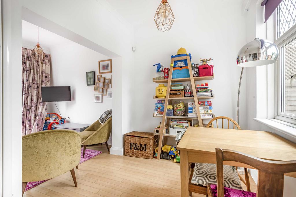 Longland Drive, Totteridge, London, N20 4 bed semidetached house £