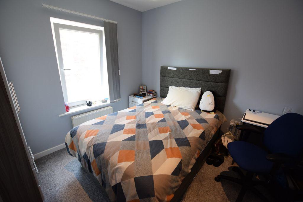 31 Melrose Avenue, Reading RG6 7BN 1 bed in a house share £475 pcm (£