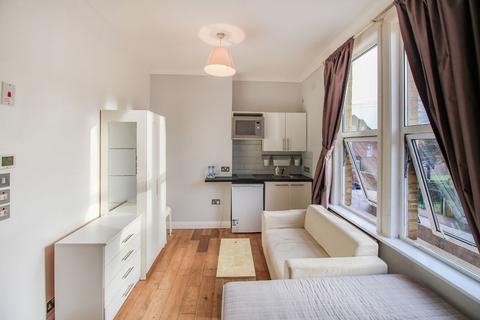 Studio to rent, Whittington Road, London, N22