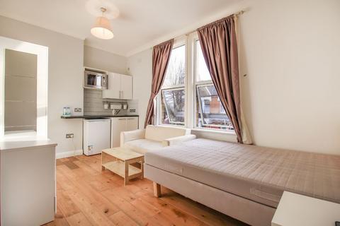 Studio to rent, Whittington Road, London, N22