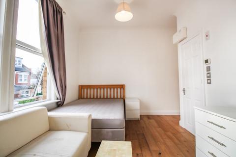 Studio to rent, Whittington Road, London, N22