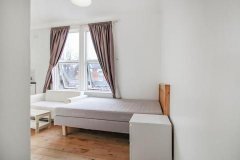 Studio to rent, Whittington Road, London, N22