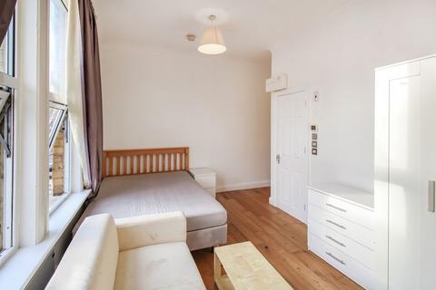 Studio to rent, Whittington Road, London, N22