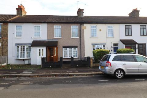 2 bedroom terraced house to rent, Shaftesbury Road,Romford