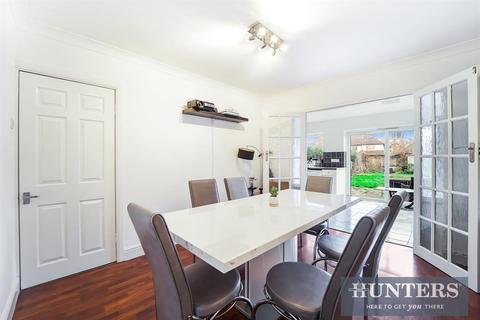 9 Oakfield Gardens, Greenford, UB6 8SD