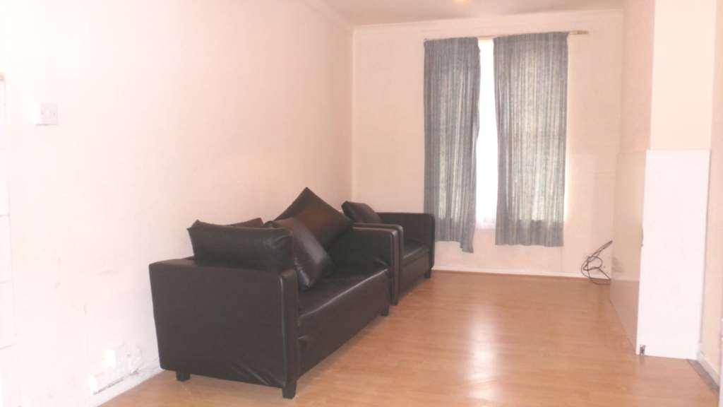 Uxbridge Road, Hayes 4 bed flat £2,000 pcm (£462 pw)