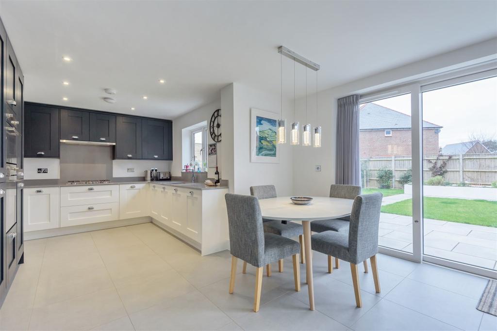 Abingworth Crescent, Thakeham, RH20 4 bed detached house for sale £700,000