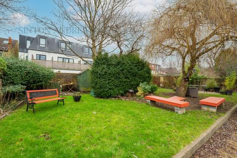 Flat B, 12 Sutherland Road, London, W13 0DT